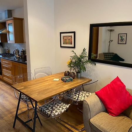 True Colours Apartment In Central Location Bangor  Bagian luar foto