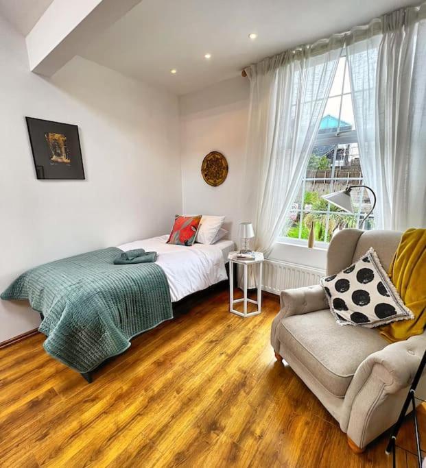 True Colours Apartment In Central Location Bangor  Bagian luar foto