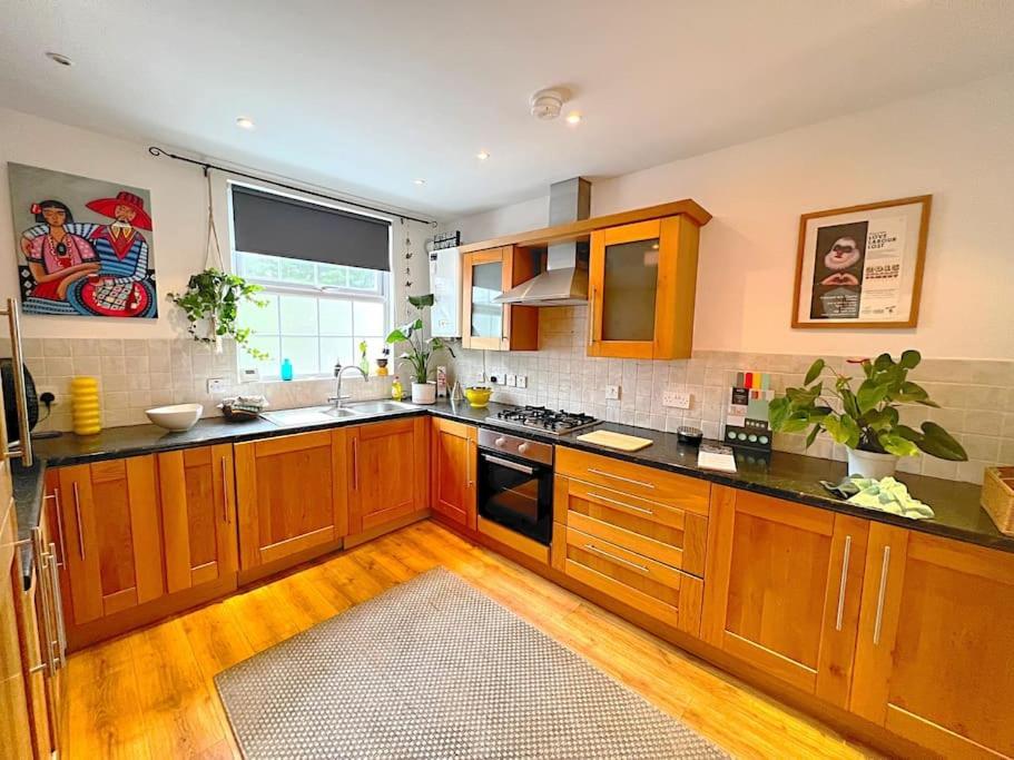 True Colours Apartment In Central Location Bangor  Bagian luar foto