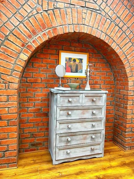 True Colours Apartment In Central Location Bangor  Bagian luar foto