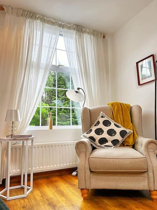 True Colours Apartment In Central Location Bangor  Bagian luar foto