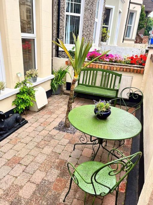 True Colours Apartment In Central Location Bangor  Bagian luar foto