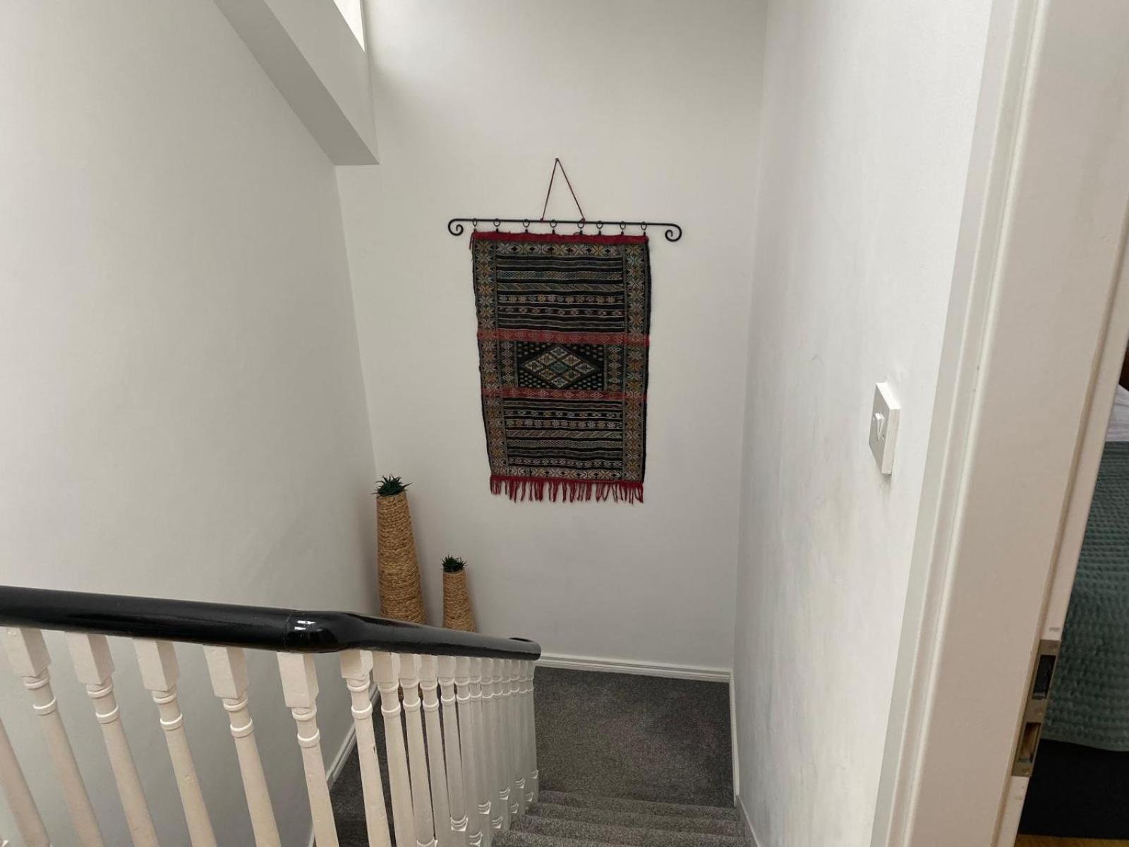 True Colours Apartment In Central Location Bangor  Bagian luar foto