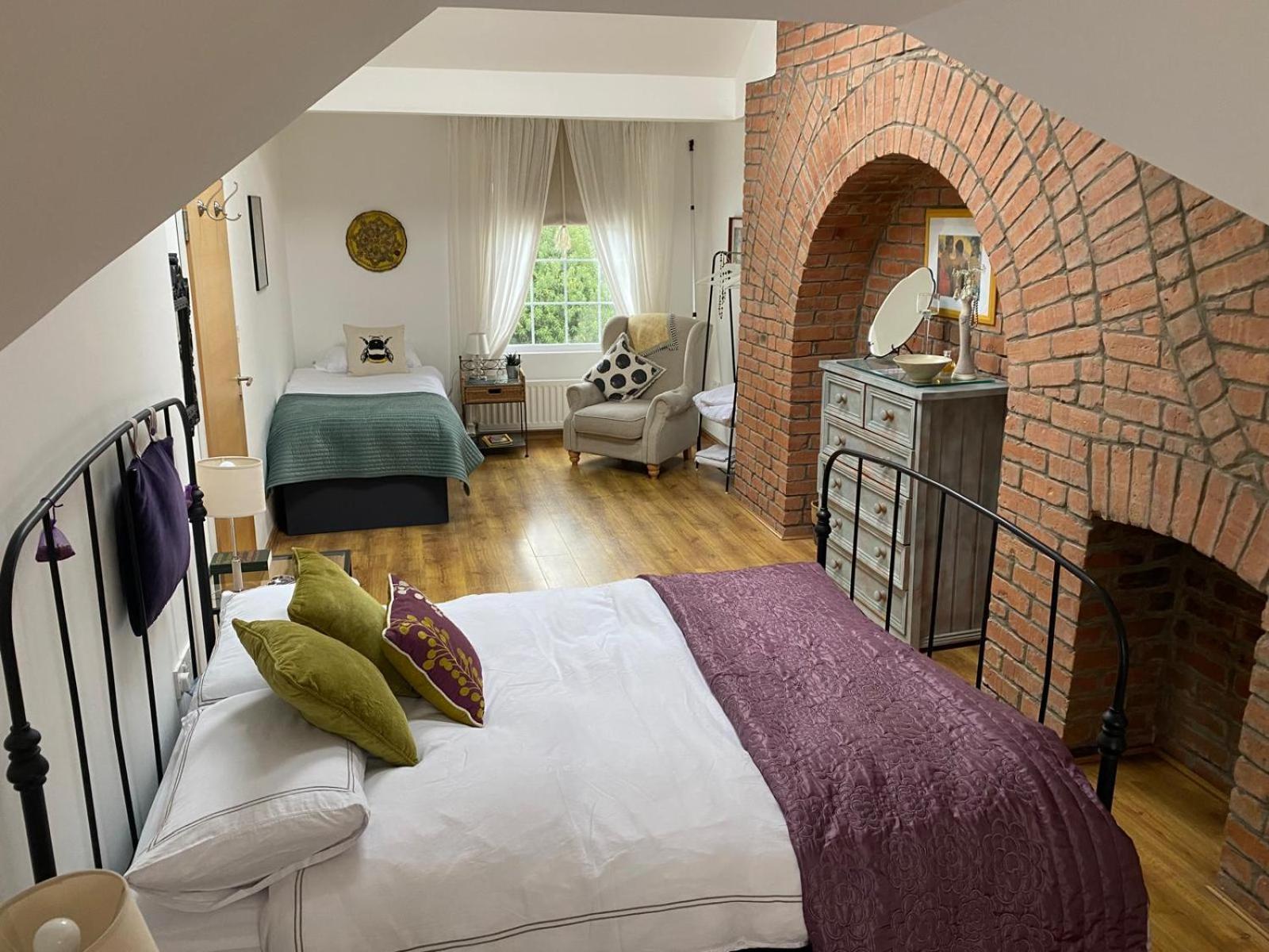 True Colours Apartment In Central Location Bangor  Bagian luar foto
