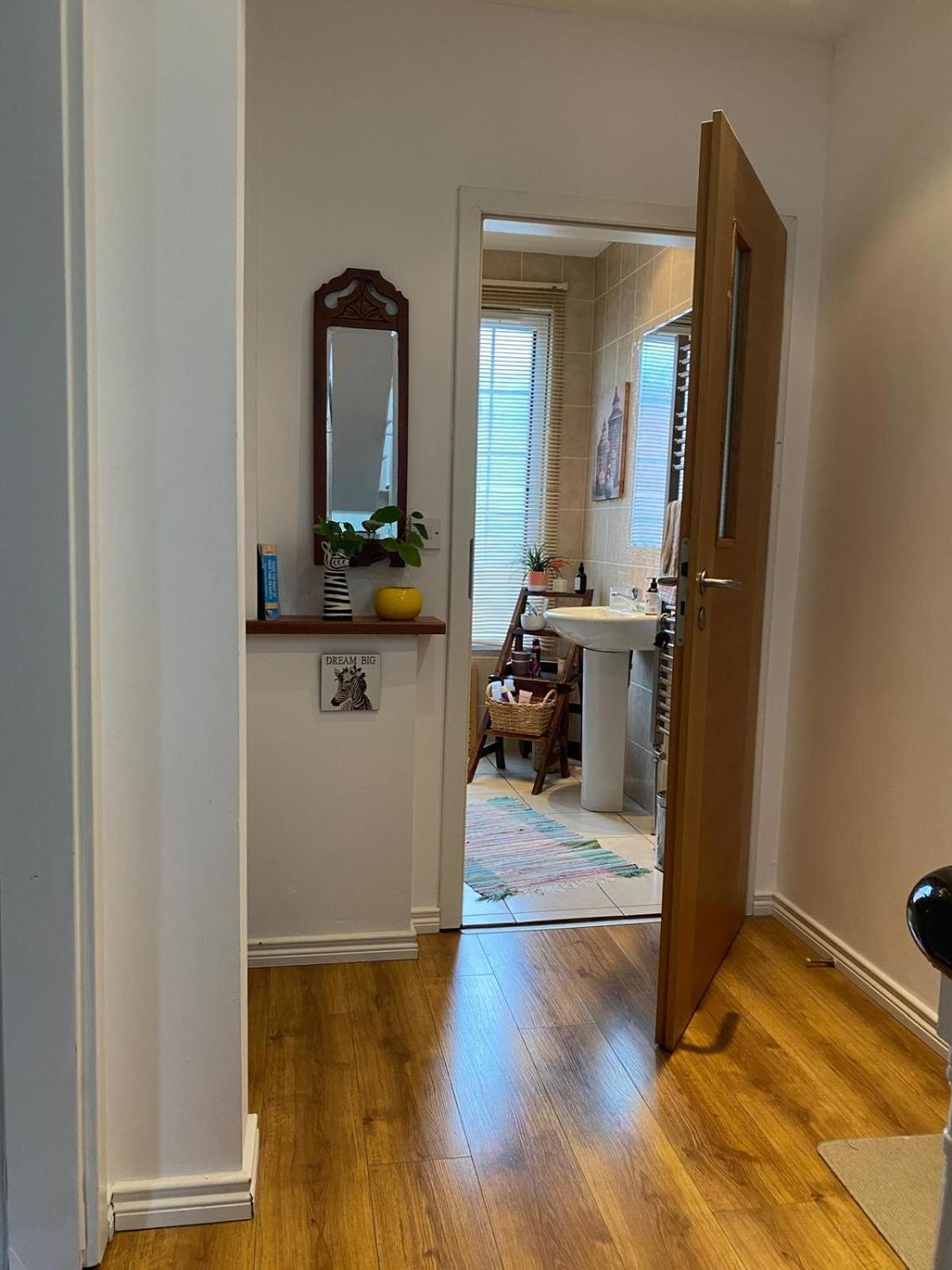 True Colours Apartment In Central Location Bangor  Bagian luar foto